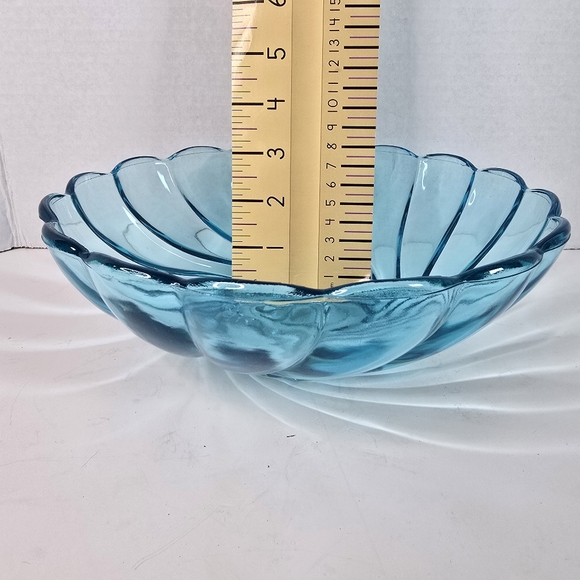 Sea blue clear glass swirl shell bowl 9"_ - Picture 6 of 6